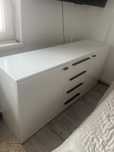 Comoda dormitor Ksanti 3K4F, cu 2 usi + 4 sertare
