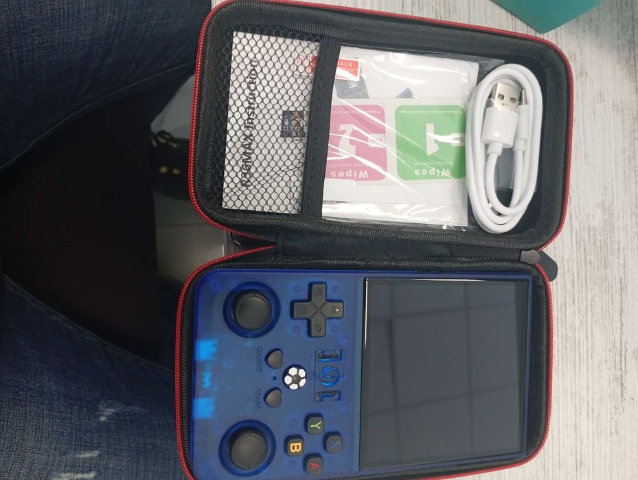 Ретро преносима игрова конзола с карта памет.