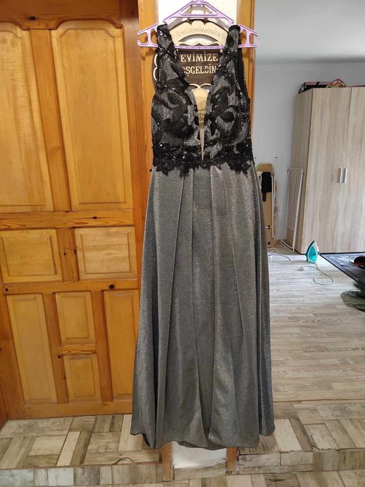 Продавам рокля носена веднъж