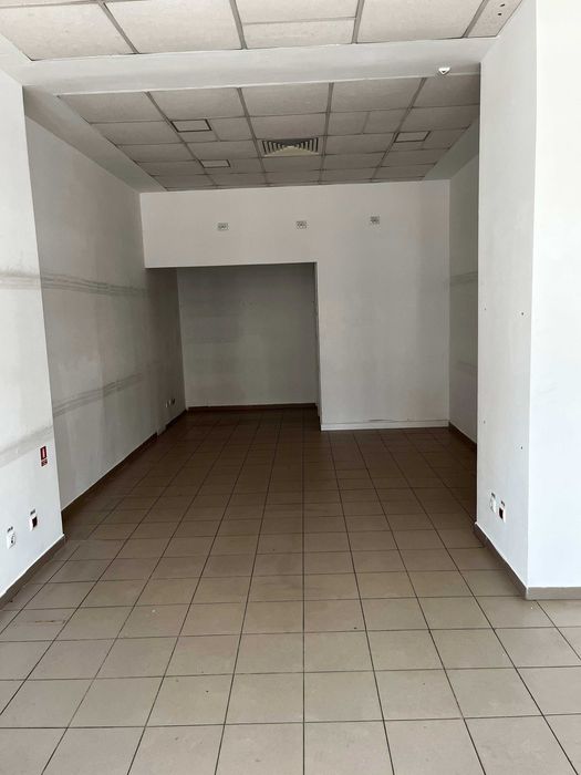 750euro/luna - inchiriez spatiu comercial central