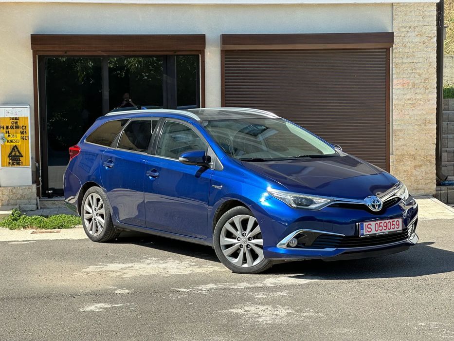 Toyota Auris Trapa Panoramica - Faruri Full LED - Pre Crash Sistem - Line Assit