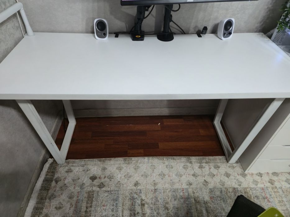 Компьютерный  белый стол