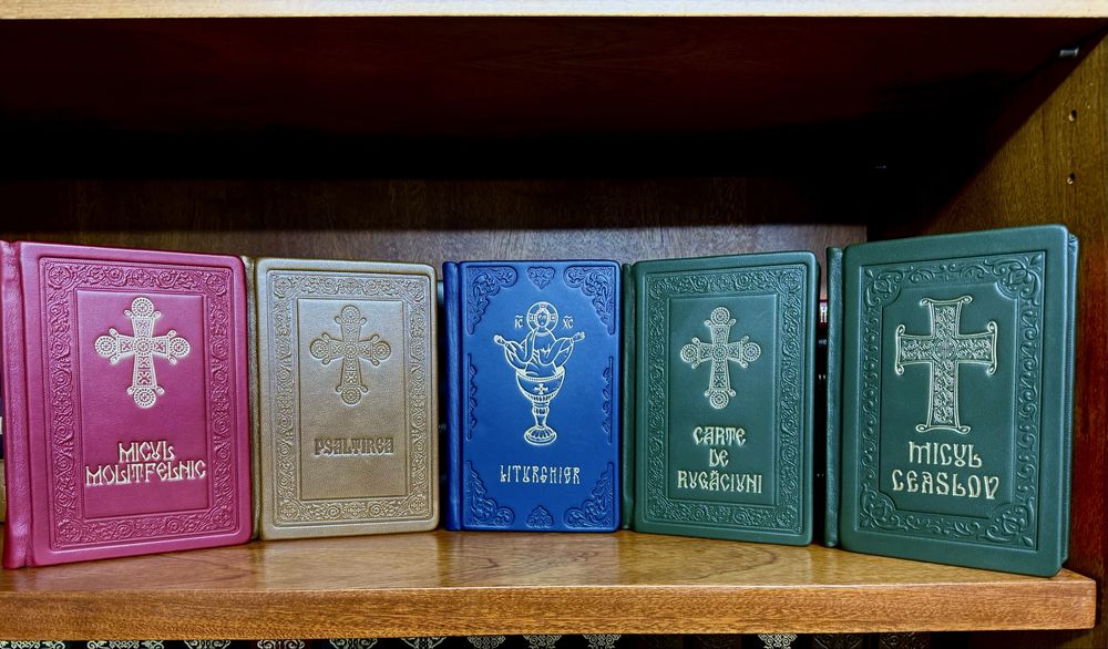 Cărți mici legate în piele naturală