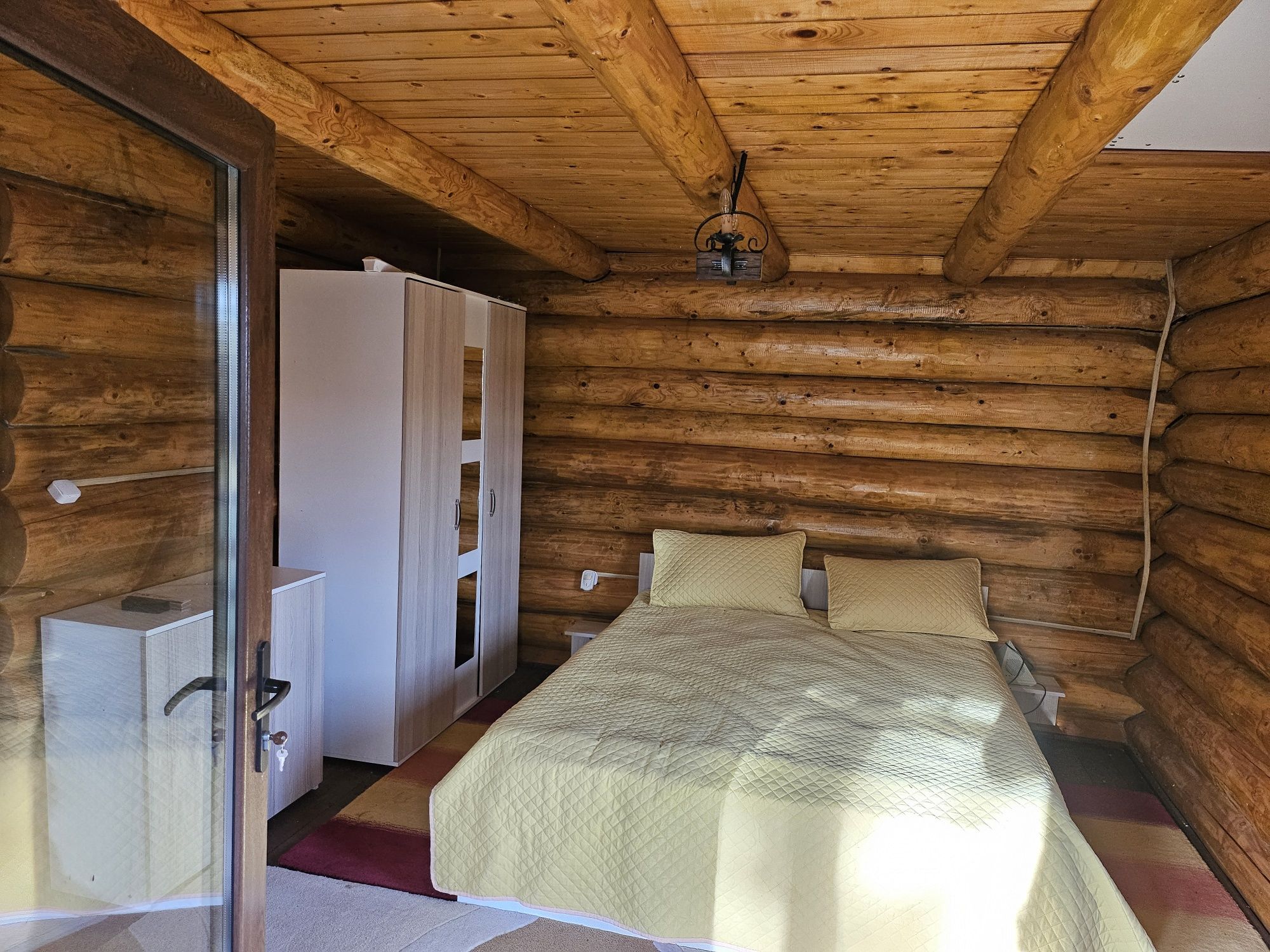 Vând casa din lemn rotund, mobilata și utilata complet