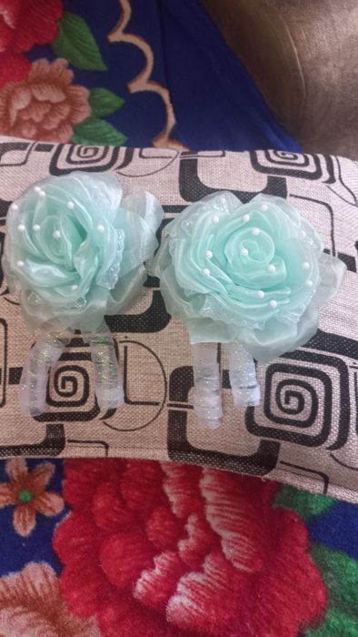 Продам две резиночки для девочки розочки