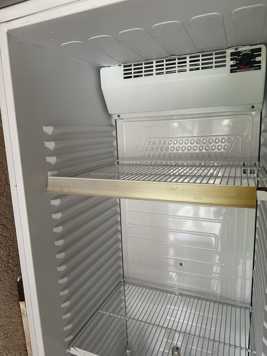Продавам вертикална хладилна витрина