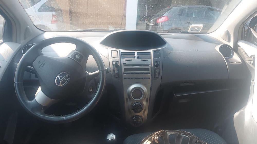 Toyota Yaris 1.0VVTI 2012 г бензин