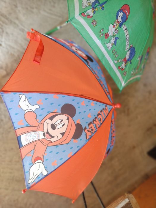 Vând suport umbrele cu 2 umbrele copii și un parasolar auto