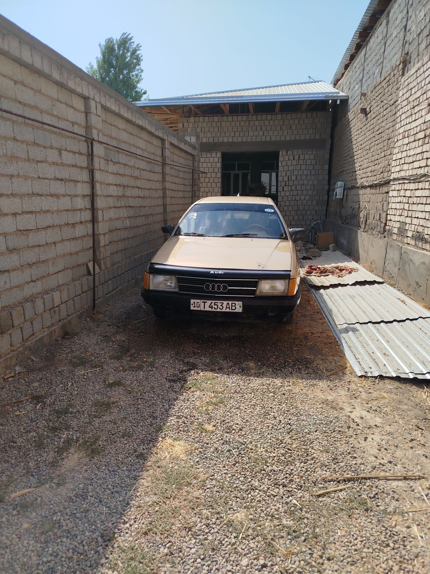 Audi 100 srochna sotiladi