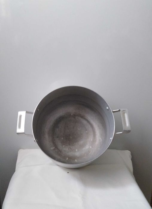 ОТДАМ ДАРОМ кастрюлю. Эмалированную, среднюю (4л.), советскую. Б/У