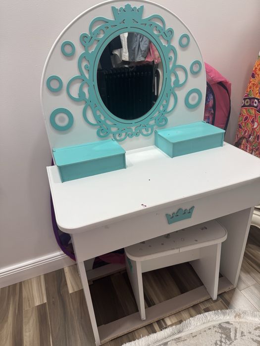 Детский туалетный столик