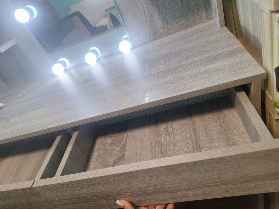 Masă make-up cu oglindă mare si lumini LED