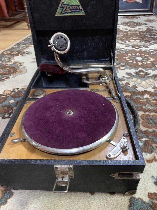 Замяна НАМАЛЕН! ZENITH! Старинен оригинален Швейцарски грамофон Zenith