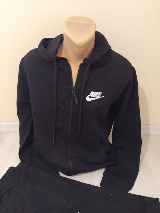 Nou. Trening baieti Nike.