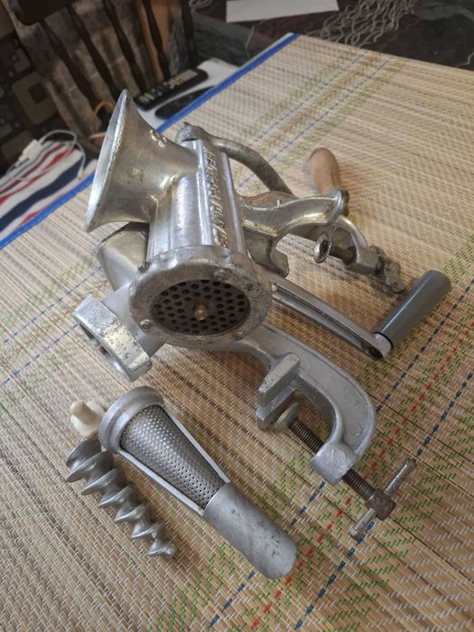 Компшект Машинка за мелене на месо номер 8 -кайма и машинка за сок.