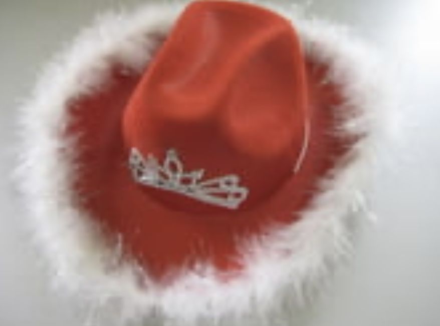 Красная шляпа с белым пушистым декором