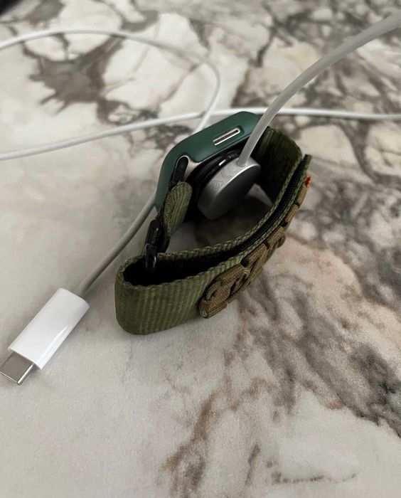 Apple Watch 7 + Оригинално зарядно като нов