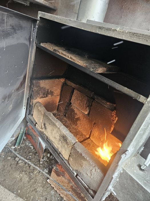 Sobă  ulei ars  model  deosebit sau pot vinde  numai arzatorul