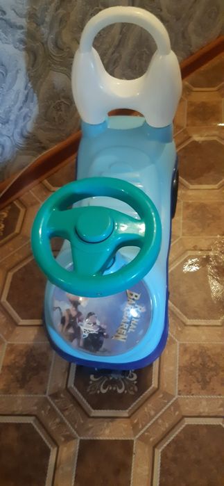 Игрушечные машина голубого цвета