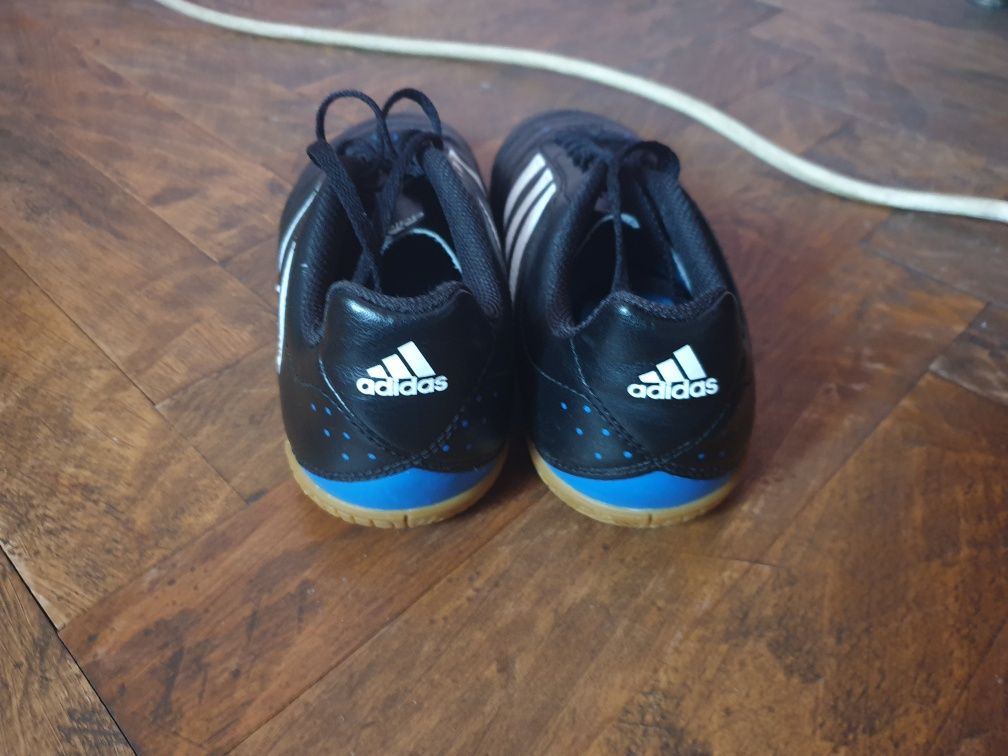 Adidasi fotbal, Adidas Classic