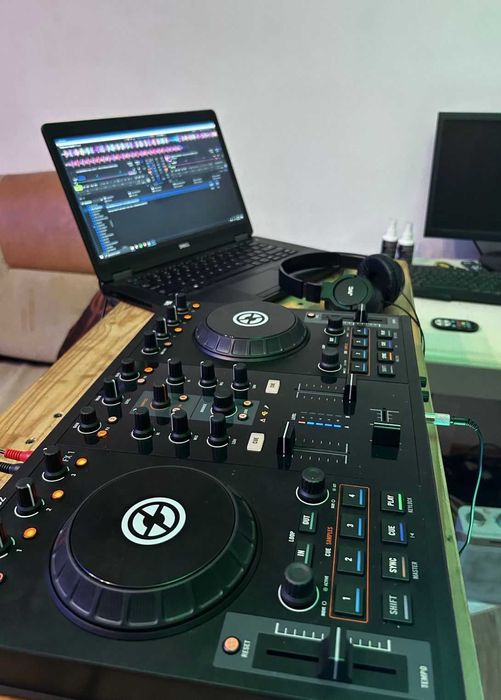 Consola Traktor S2 Mk1 2-CHANNEL DJ CONTROLLER.