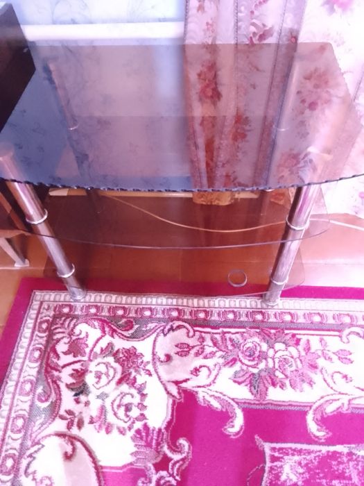 Стол стеклян;Стол полир и Тумбы по-5000тен каждое.Расч/налич.