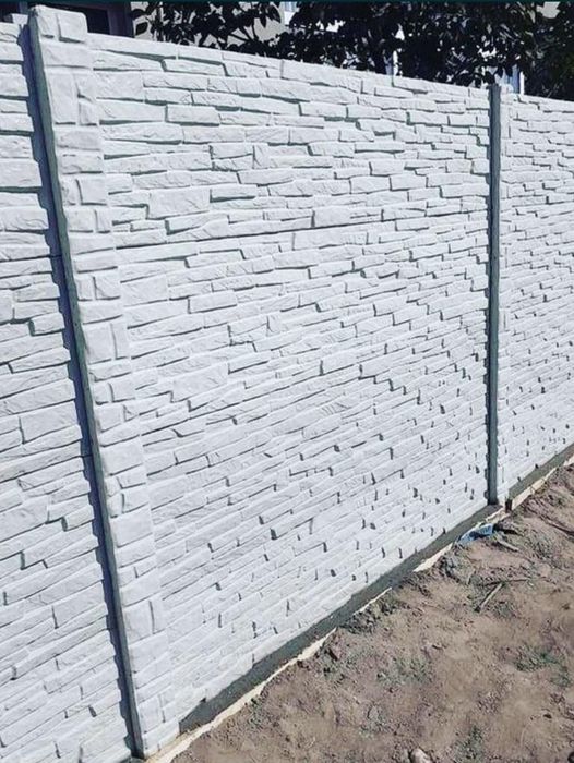 Gard din placi prefabricate de beton cu montaj