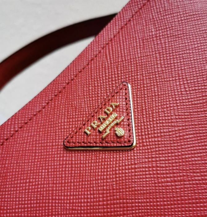 Женская сумка Prada.