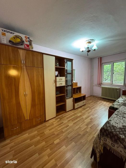 Apartament 3 camere semidecomandat, etaj intermediar