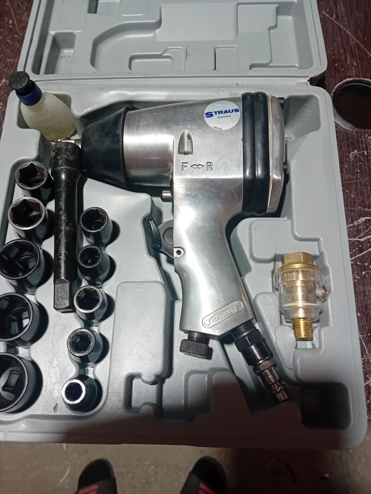 Pistol pneumatic si mașina echilibrat roți