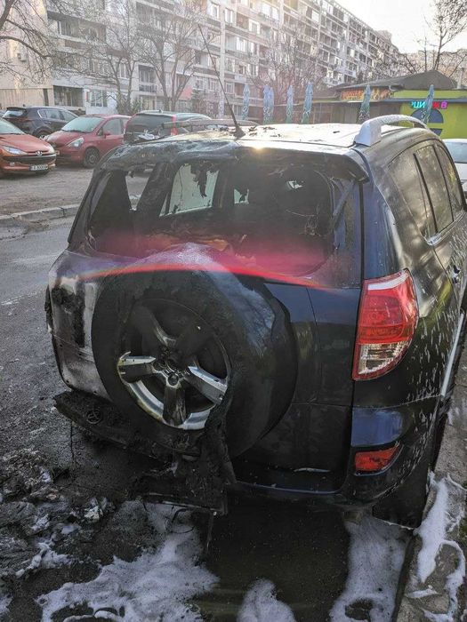 Продавам Toyota Rav4 III частично пострадала от пожар