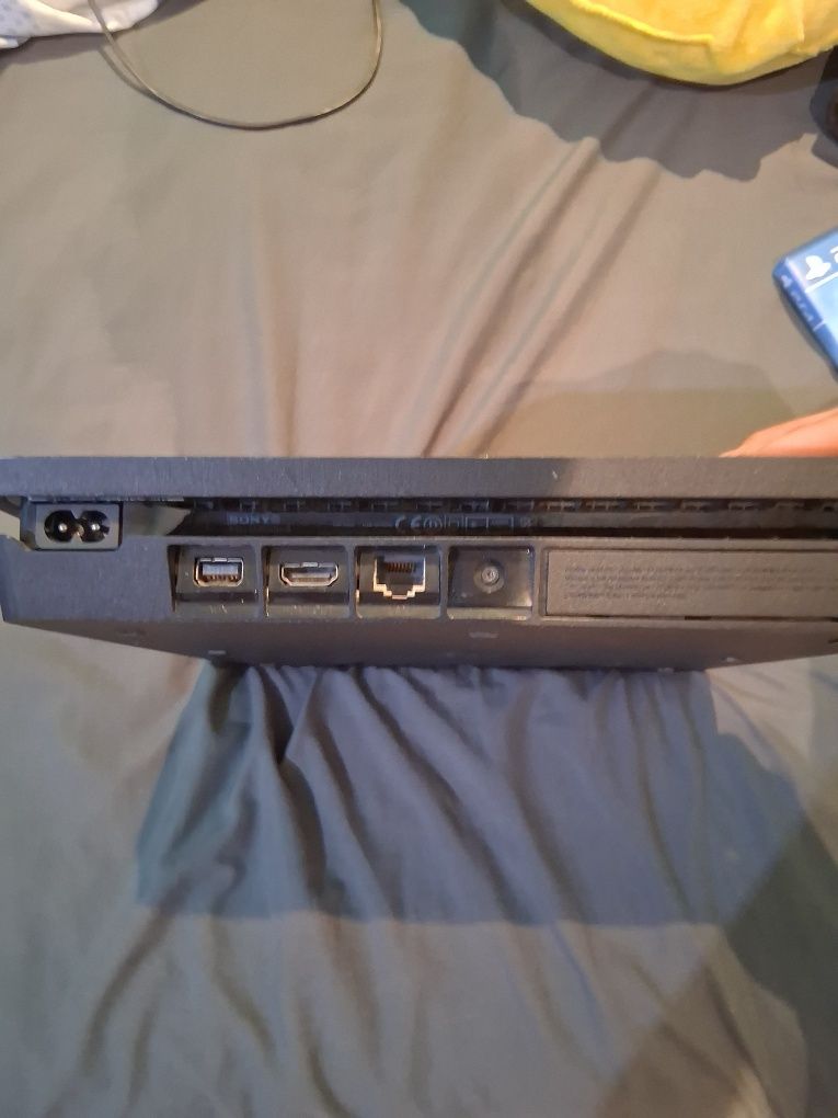 Продавам ps4 slim