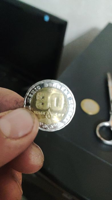 Продам монету 200 тг 80 лет посвещеная победе