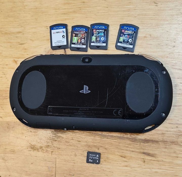PS Vita Slim 2003 + 4 cartușe și tuburi