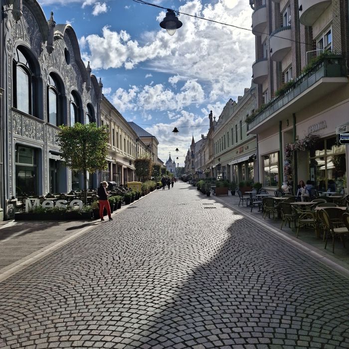 Oradea Ultracentrala  2 decomandate 129000 euro