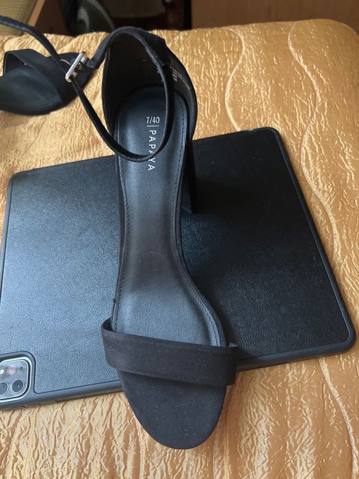 Черни сандали на ток