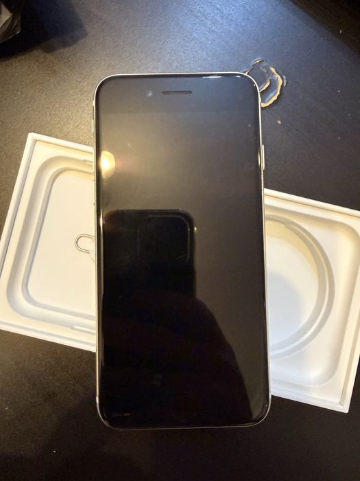 Продам iPhone 2022 SE  (128 GB, белый)