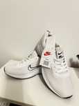Adidasi Nike cu eticheta