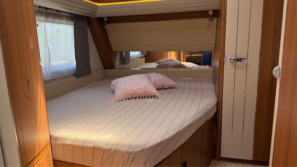 Продавам каравана Hobby 650 с навес на къмпинг Делфин