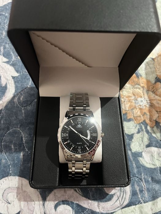 Часы с коробкой..