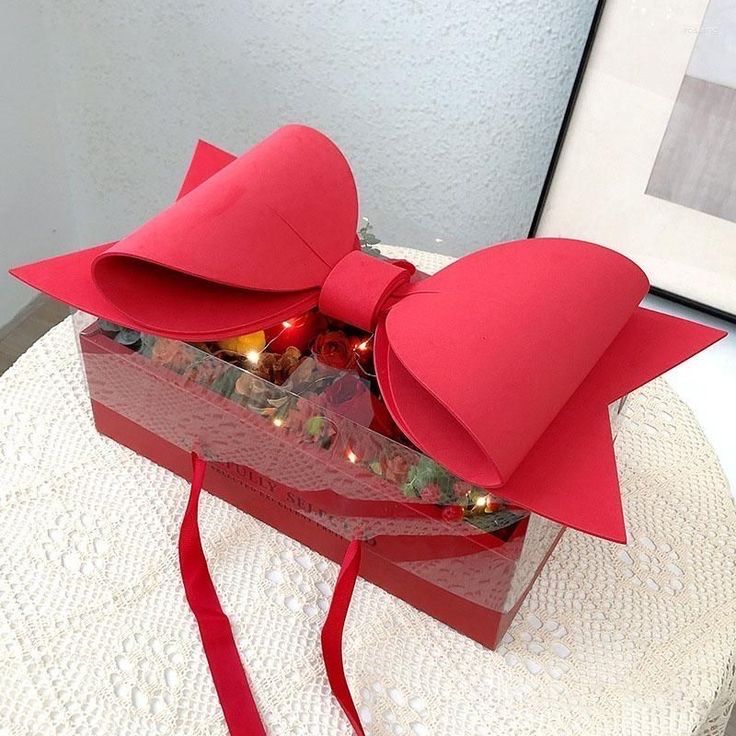 Подарочная коробка с бантиком красного черного и розового цвета