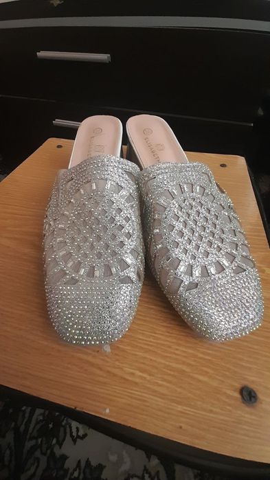 Kelinchaklar uchun oyoq kiyim sifatli va bejirim koʻrinishga ega