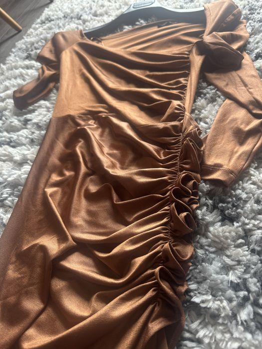 Рокля Cliche reborn в актуалния цвят за сезона за офицален повод