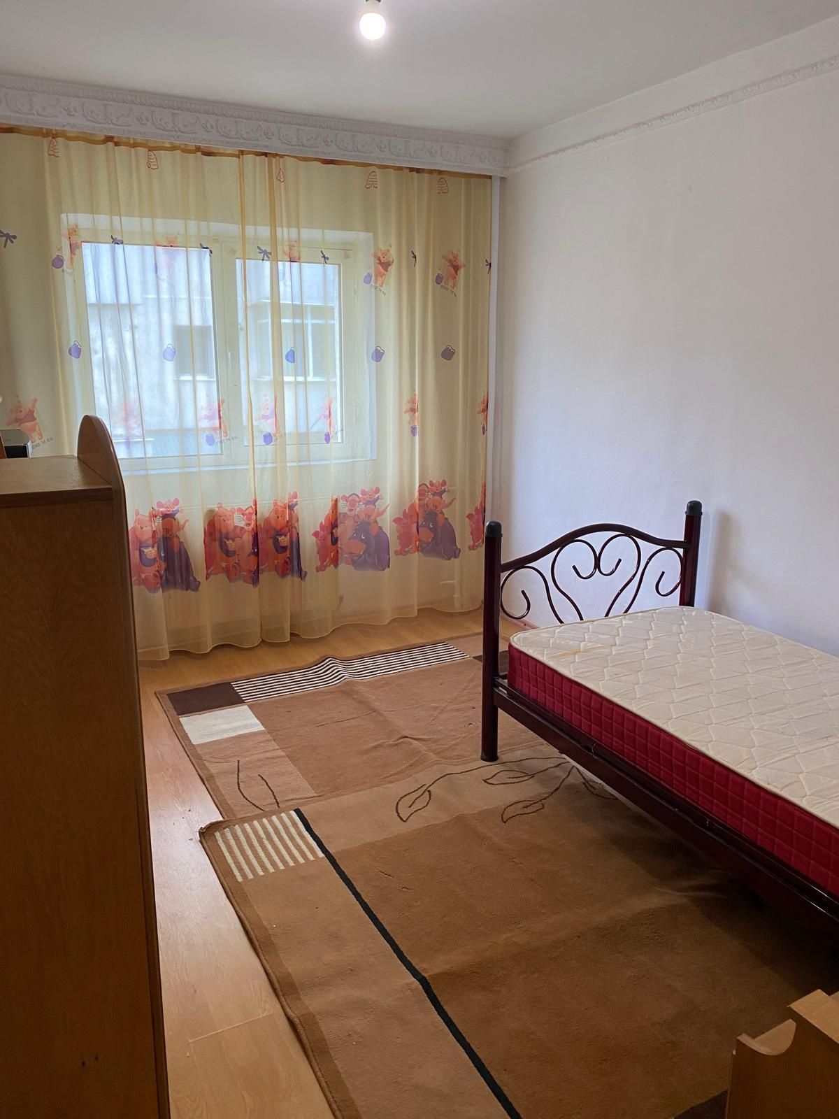 Închiriez apartament cu 3 camere