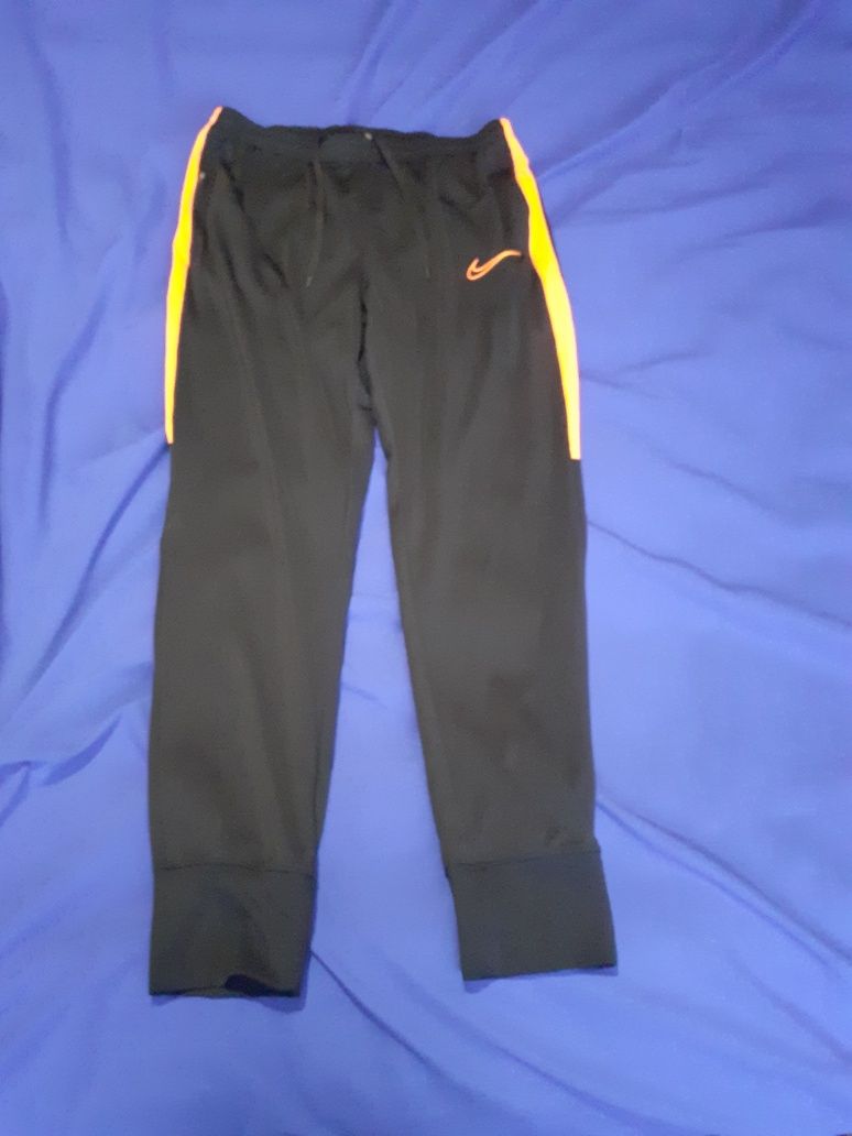 Pantaloni trenig marca Nike mărime L culoare neagra