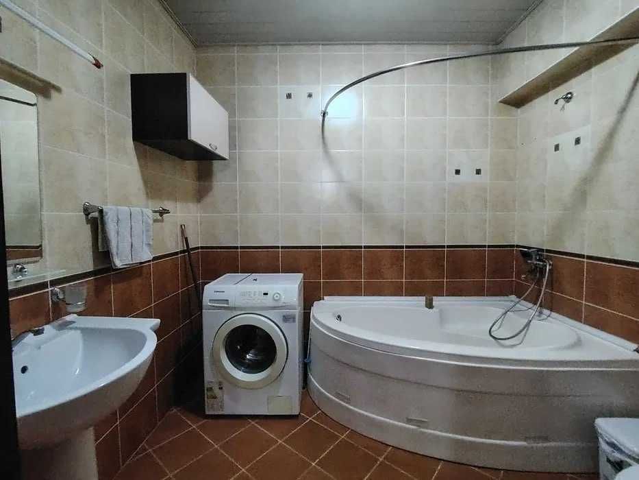 Сдаю 4комнатную квартиру около кинотеатра Казахстан КС