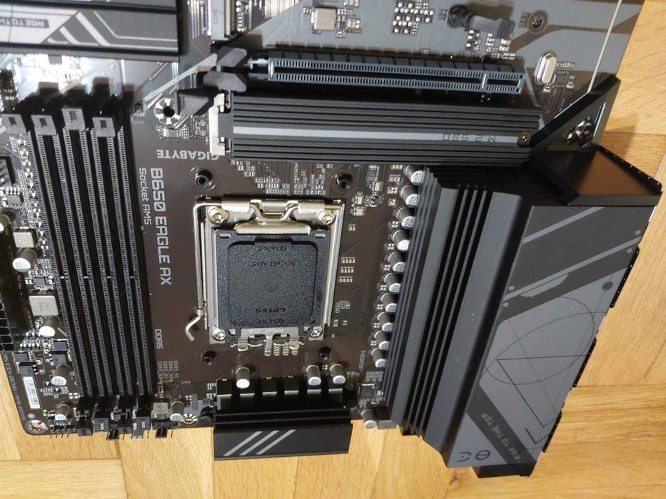 AMD Ryzen 7 9800X3D + Gigabyte B650 Eagle AX Wi-Fi