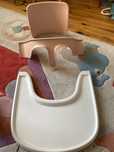 Stokke® Tripp Trapp® табла + приставка за 6+ месеца - цвят Serene Pink