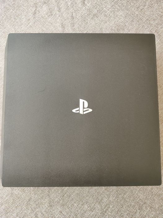 Playstation 4 pro 1tb с два джойстика+ игри