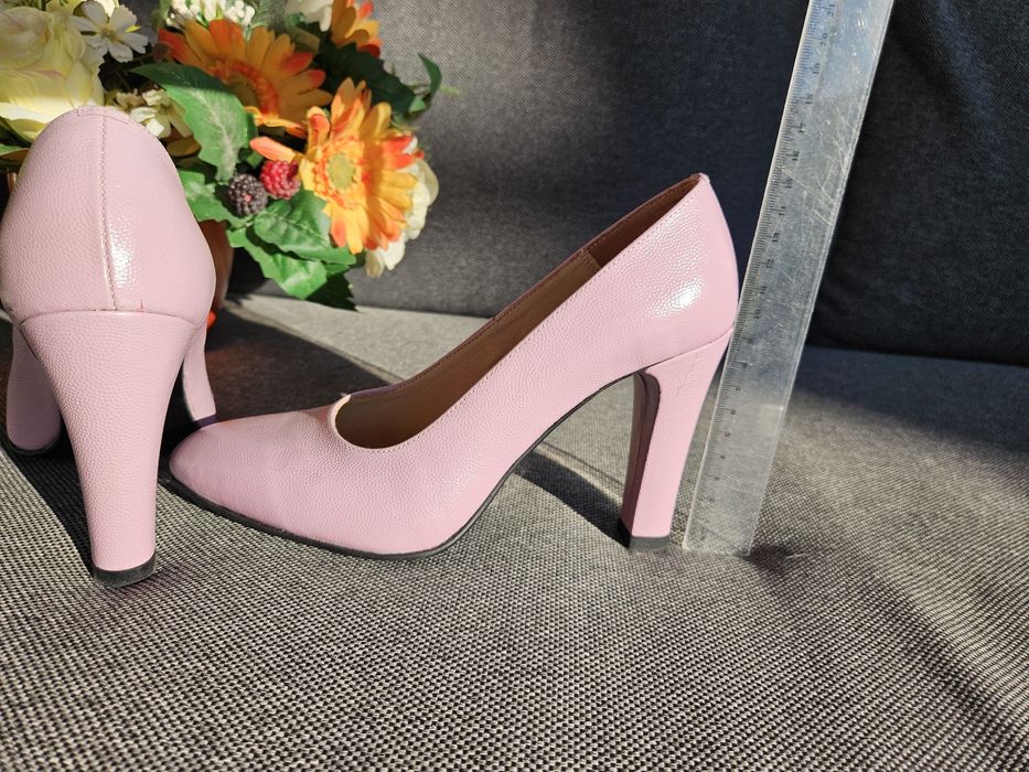 Pantofi cu toc 9cm, piele naturala, numarul 38, roz

Vand pantofi noi,